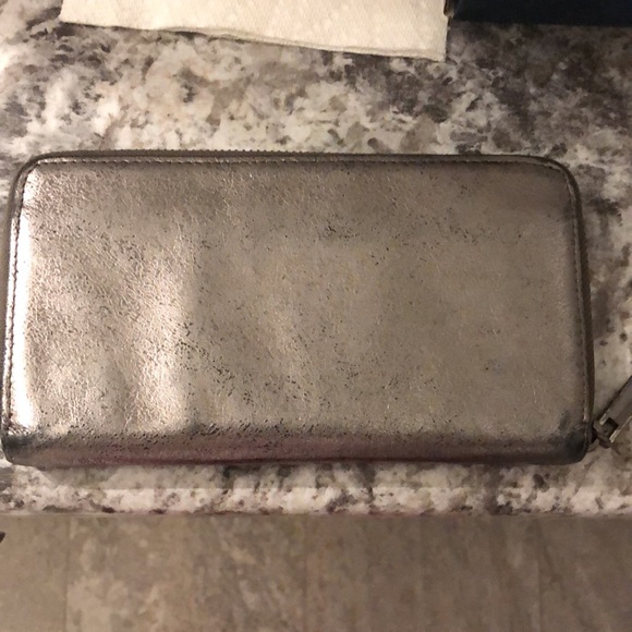 Tory Burch wallet zip around - Picture 2 of 3